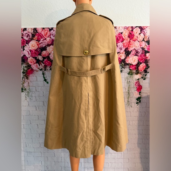 Burberry trench cape crafted in the house's signature heritage style. - Picture 2 of 16